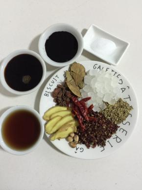 准备好所需的卤料：
生姜，八角，香叶，冰糖，小茴香籽，干辣椒，花椒，肉蔻，老抽，生抽，料酒和盐。