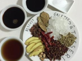准备好所需的卤料：
生姜，八角，香叶，冰糖，小茴香籽，干辣椒，花椒，肉蔻，老抽，生抽，料酒和盐。