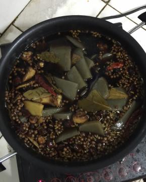 大火煮开后加入焯好水的魔芋进去继续煮开！

