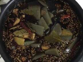 大火煮开后加入焯好水的魔芋进去继续煮开！

