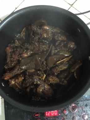 汤汁稍微浓稠的时候，即可关火，让鸡腿和魔芋在汤汁里浸泡一个小时以上，更好的入味儿！

