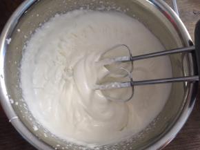 将淡奶油加入白砂糖打发至5分发，有纹路状态