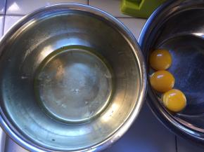 将蛋白和蛋黄分离，蛋白盆里应无油无水