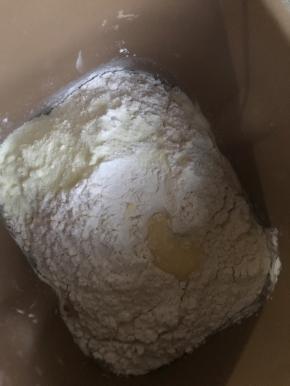 所有材料（除黄油外）都放面包桶里揉10分钟至扩展阶段
