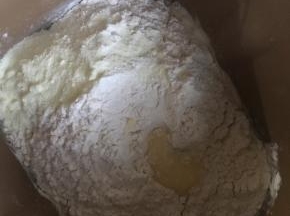 所有材料（除黄油外）都放面包桶里揉10分钟至扩展阶段