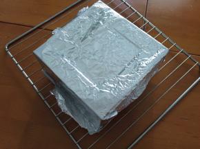 出炉后，震两下，震出热气，倒扣烤网晾凉