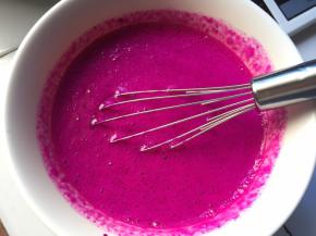 将吉利丁液倒入榨好的火龙果汁中，搅拌均匀