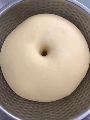 发好后，十指带粉中间插一个孔，四周不回缩