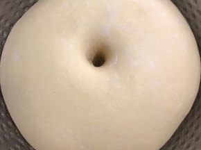 发好后，十指带粉中间插一个孔，四周不回缩