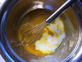 加入纯牛奶和玉米油，搅拌均匀