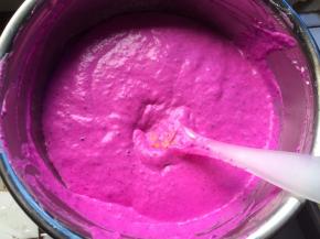 和火龙果汁混合一起搅拌均匀，慕斯液就做好了