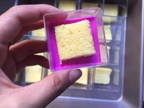 倒入慕斯液，再放一片蛋糕，再倒入慕斯液
