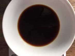 将开水倒入咖啡中，搅拌均匀，放温热备用