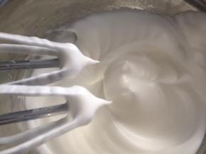 蛋白加入柠檬汁，分三次加入白砂糖打发至硬性发泡，提起打蛋头，成尖角状