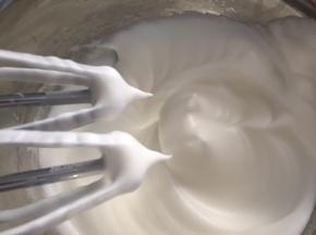 蛋白加入柠檬汁，分三次加入白砂糖打发至硬性发泡，提起打蛋头，成尖角状
