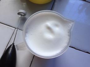 将奶泡打硬，绵密就可以了，将奶泡倒入杯中，留一点奶泡备用