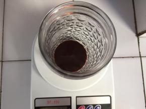 将巧克力酱倒入杯中