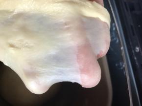 放入黄油，揉10分钟至出薄膜