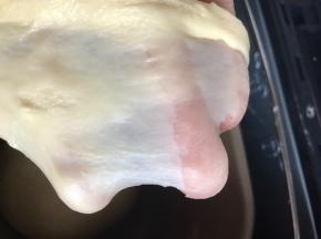 放入黄油，揉10分钟至出薄膜