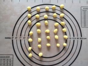 剩余的一份做耳朵，一个1克左右