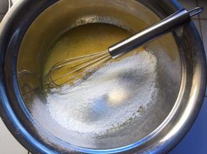 筛入低粉，搅拌均匀