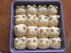 二次发酵完成后，将耳朵放在面包上，刷上蛋黄液，放入预热好的烤箱160度，中层18分钟