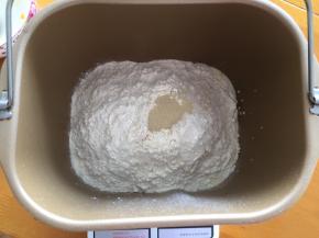 然后将黄油以上的全部材料放入面包机，开启和面程序10分钟