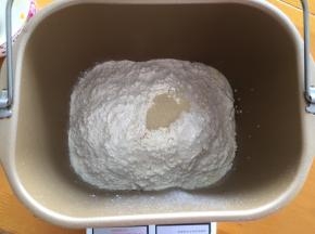 然后将黄油以上的全部材料放入面包机，开启和面程序10分钟