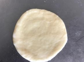 取一个擀成薄片状