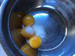 蛋黄加入白砂糖搅拌均匀