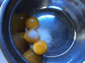 蛋黄加入白砂糖搅拌均匀