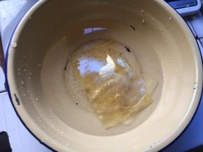 吉利丁片用冷水泡软，