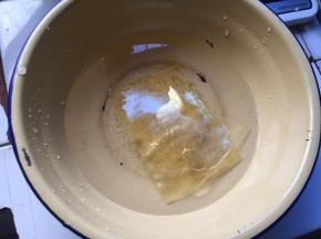 吉利丁片用冷水泡软，