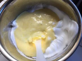 倒回蛋白盆继续搅拌均匀