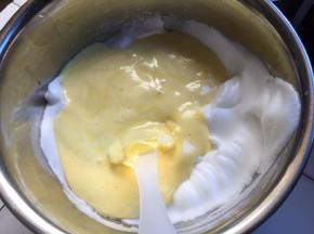 倒回蛋白盆继续搅拌均匀