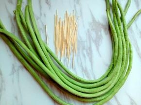 准备好食材，牙签。