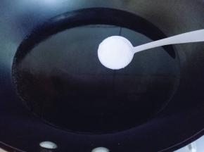 锅中加入水，大火烧开，加入一勺盐，再加入2勺食用油。
