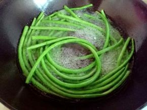 长豇豆煮软，段生。