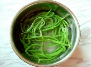 捞出立即过冷水，捞出淋干水份。