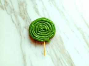 取一根长豇豆，从头卷到尾，再用牙签扎透，(牙签从收口处扎入)如图。