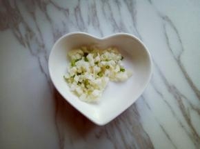 蒜，葱去皮，切碎，