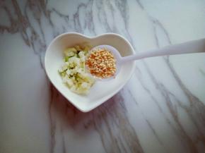 加入一勺熟芝麻。