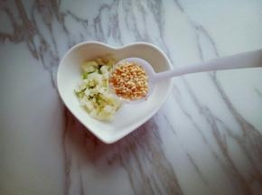 加入一勺熟芝麻。