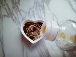 再滴几滴芝麻油。