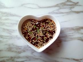 撒上切碎的葱花，用筷子拌均匀。