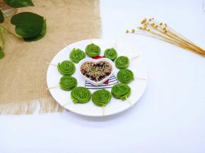 将蘸料碟放在盘子中间即可。