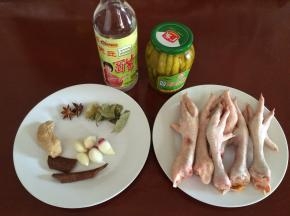 准备食材：凤爪、野山椒、大料、白醋、香叶、桂皮、姜、花椒、（花椒忘记拍在一起了）