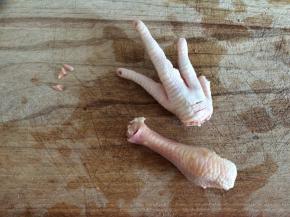 凤爪洗净，剁去指甲部分，改刀成两段