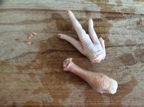 凤爪洗净，剁去指甲部分，改刀成两段