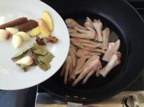 先在开水里氽过去腥气，然后锅内放适量的水，放入凤爪，放入精盐，把调料放进去